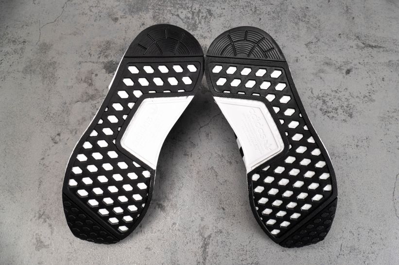 Кроссовки adidas NMD R1 V2 Black White