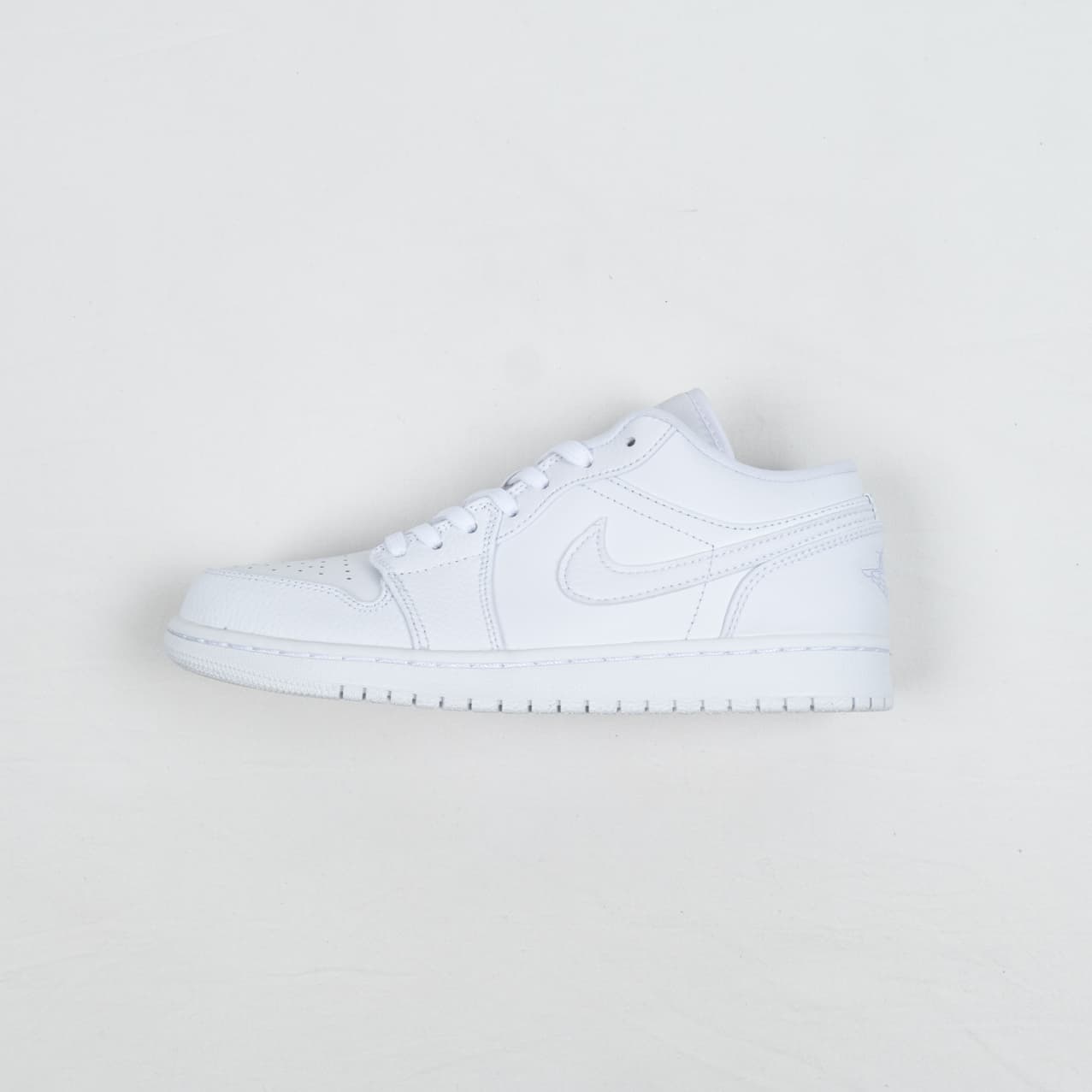 Nike air jordan 1 low triple white hotsell