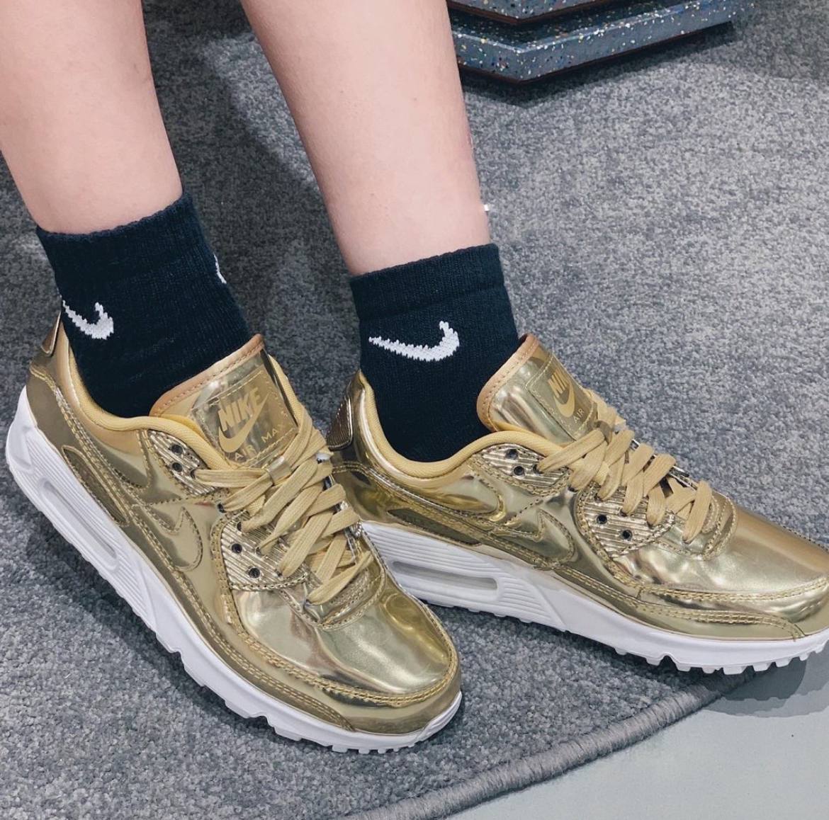 Nike gold metallic best sale