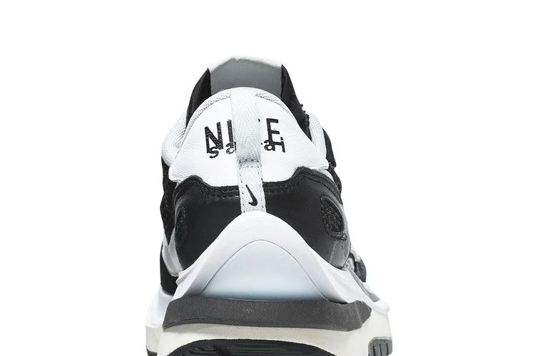Кроссовки sacai x Nike VaporWaffle 'Black White'