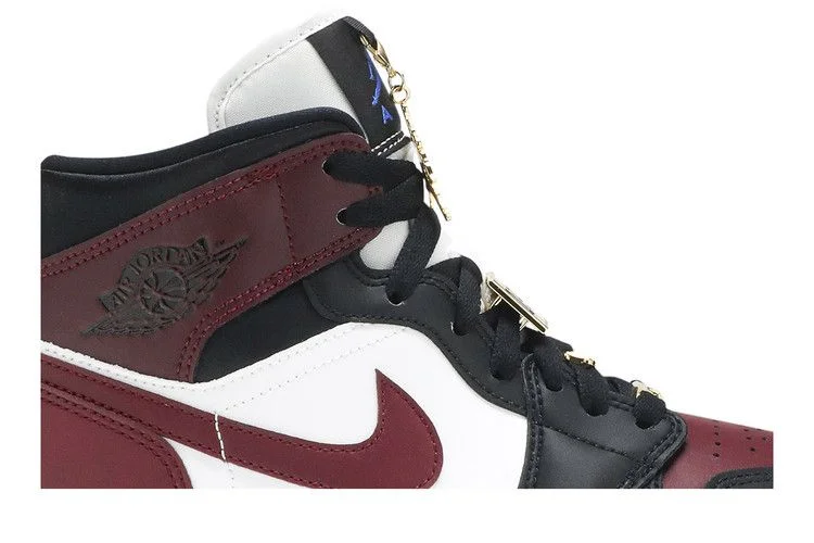 Кроссовки Wmns Air Jordan 1 Mid SE 'Gold Pendants'