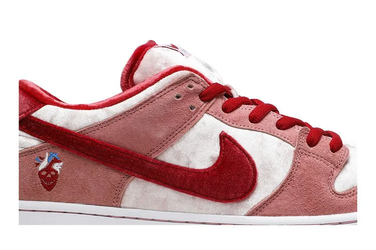 Кроссовки StrangeLove x Nike Dunk Low SB 'Valentine's Day'