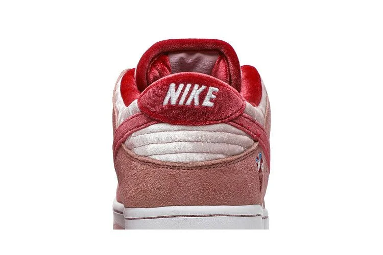 Кроссовки StrangeLove x Nike Dunk Low SB 'Valentine's Day'