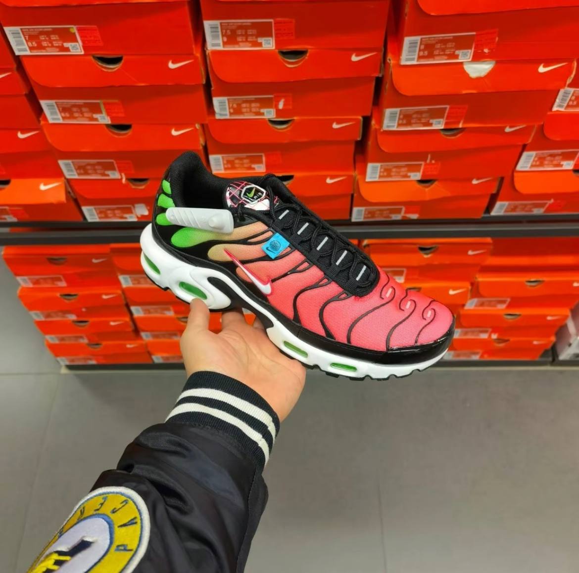 Nike air max plus crimson red hotsell