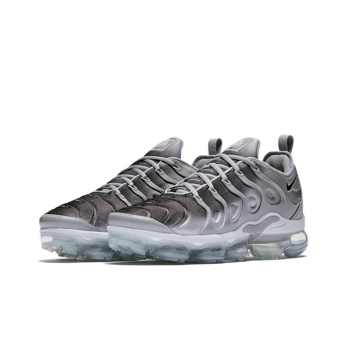 Nike vapormax plus silver on sale