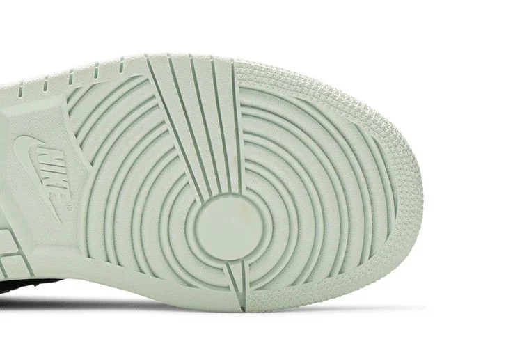 Кроссовки Wmns Air Jordan 1 Low SE 'Barely Green'