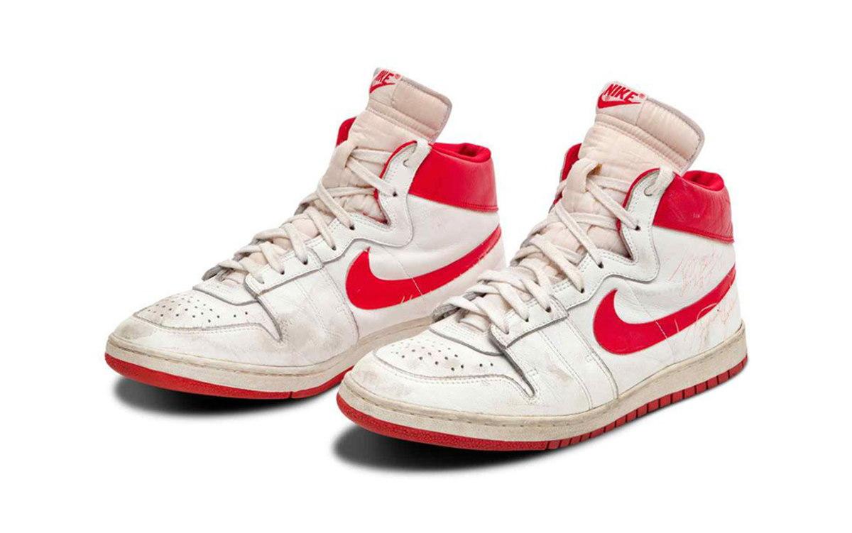 Кроссовки Nike Air Ship, которые носил Майкл Джордан, проданы на аукционе за рекордные 1,47 миллиона долларов