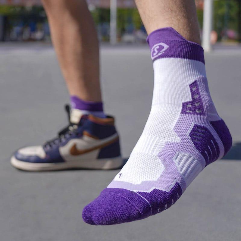 ehot-spalding-blocks-lakers-low-socks