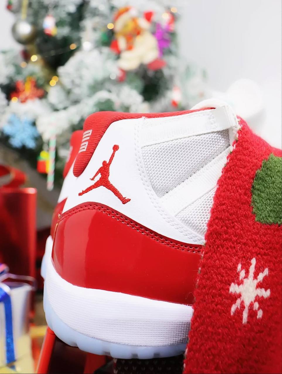 Кроссовки Air Jordan 11 Retro Cherry купить оригинал - цена в Москве и ...