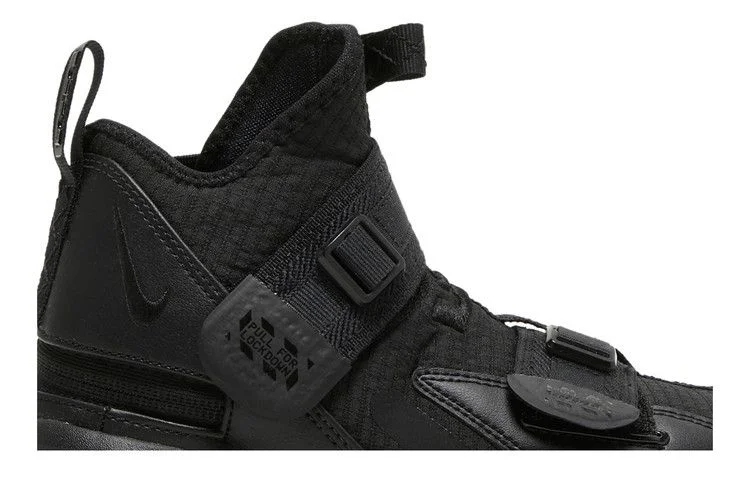 Кроссовки Nike LeBron Soldier 13 Flyease GS 'Triple Black'