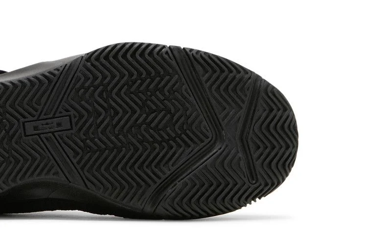 Кроссовки Nike LeBron Soldier 13 Flyease GS 'Triple Black'
