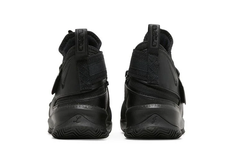 Кроссовки Nike LeBron Soldier 13 Flyease GS 'Triple Black'