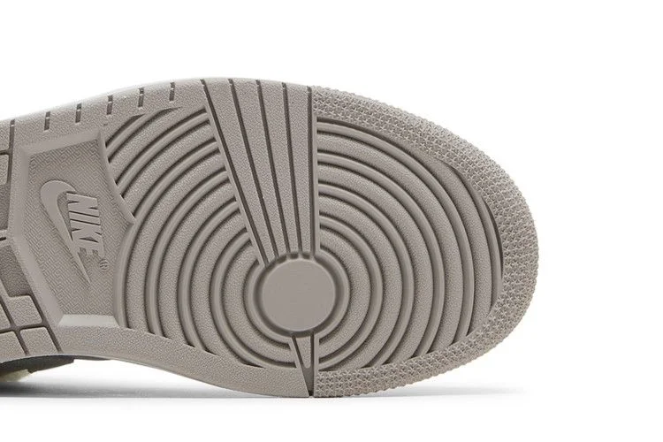 Кроссовки Wmns Air Jordan 1 Low SE 'Sherpa Fleece'