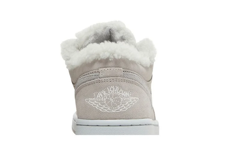 Кроссовки Wmns Air Jordan 1 Low SE 'Sherpa Fleece'