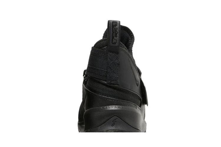 Кроссовки Nike LeBron Soldier 13 Flyease GS 'Triple Black'