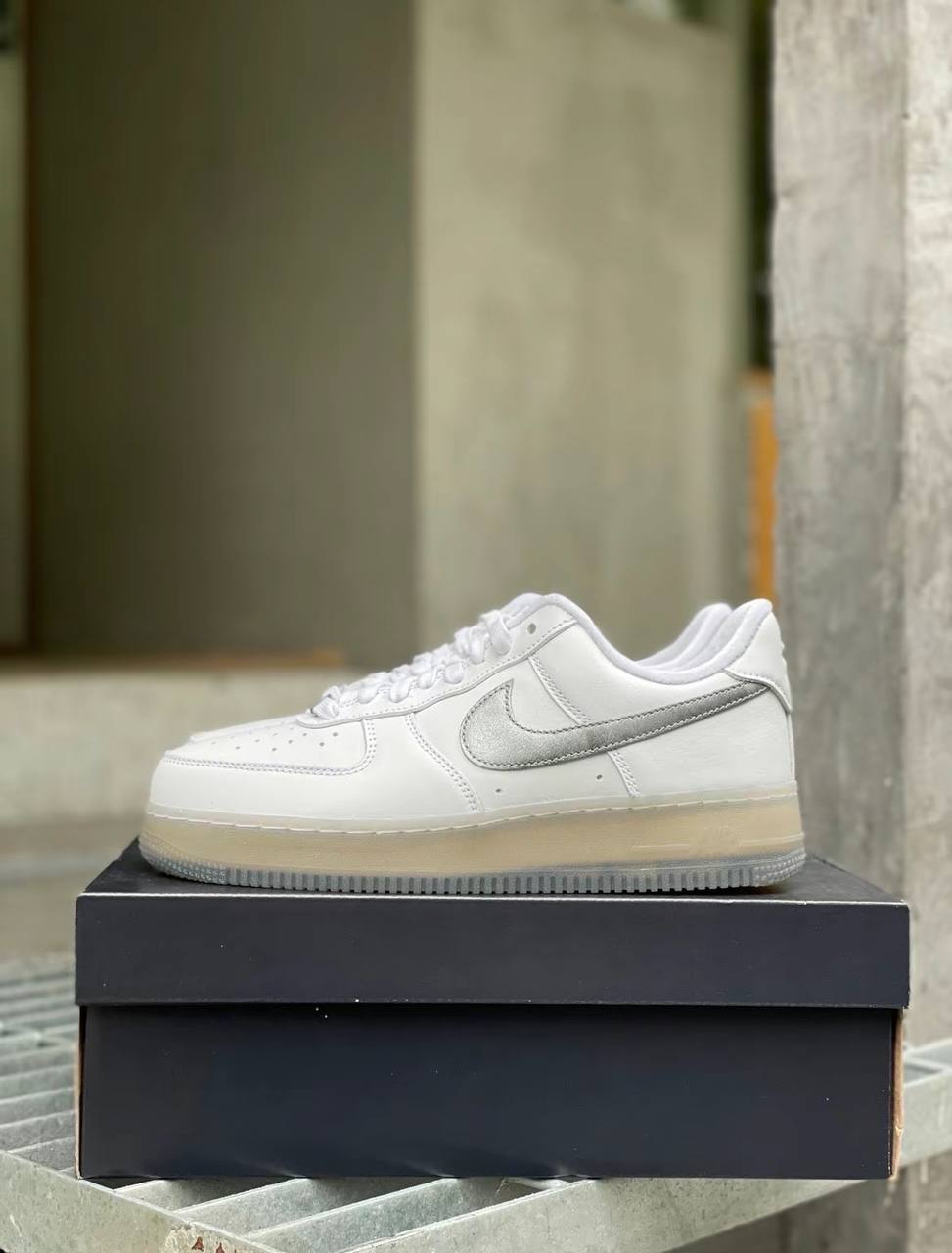 Air force 1 white and silver best sale