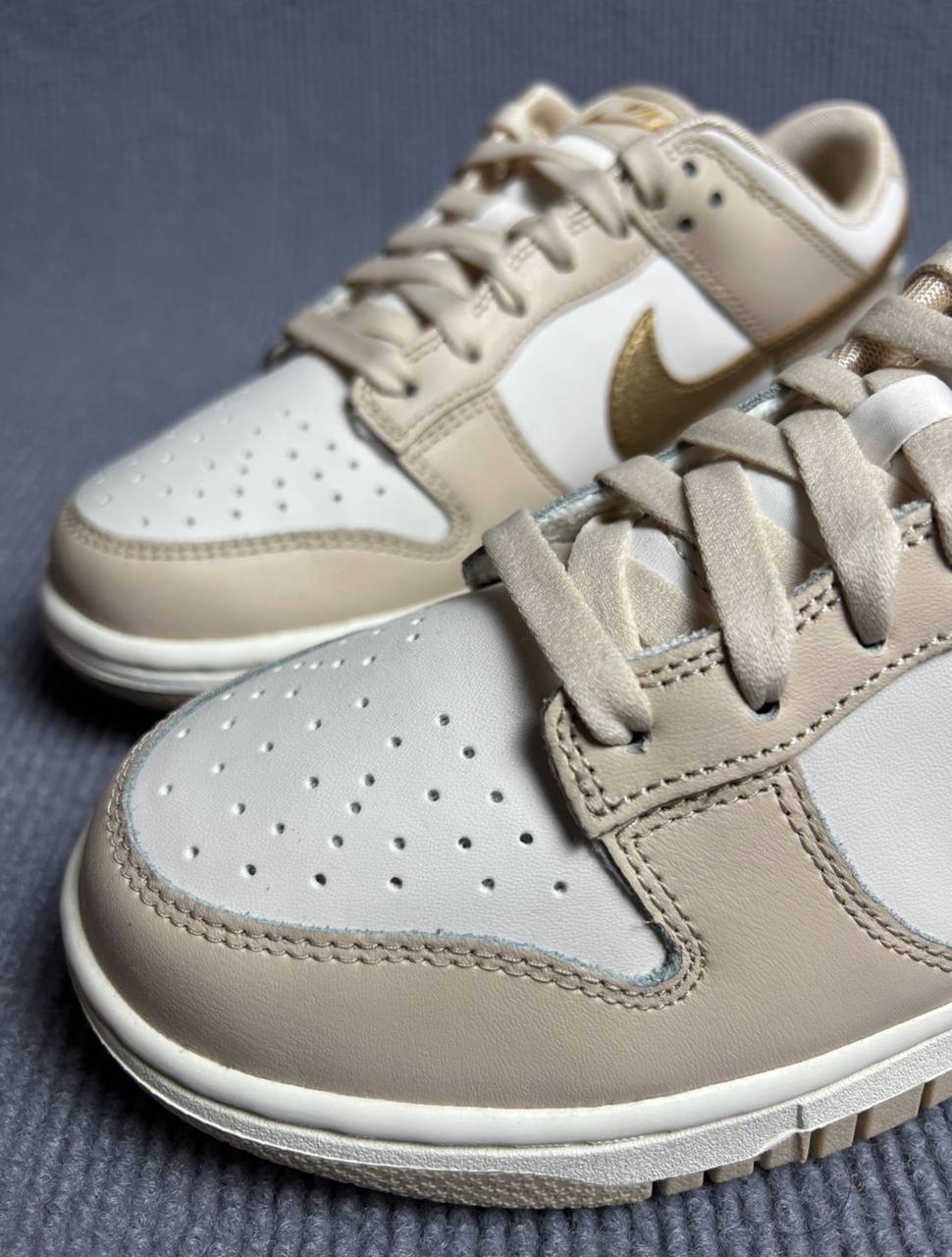Кроссовки Wmns Nike Dunk Low Gold Swoosh
