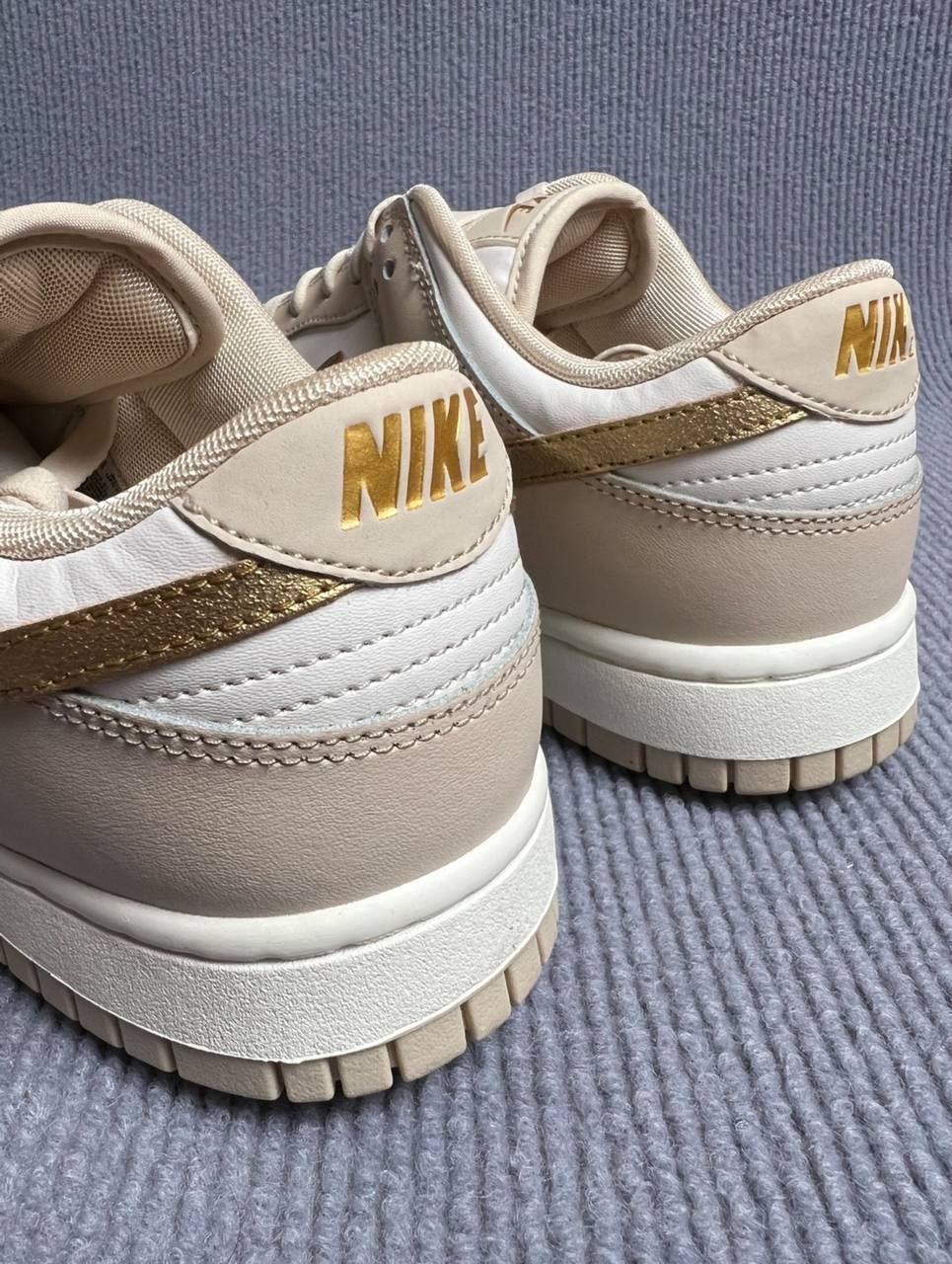 Кроссовки Wmns Nike Dunk Low Gold Swoosh