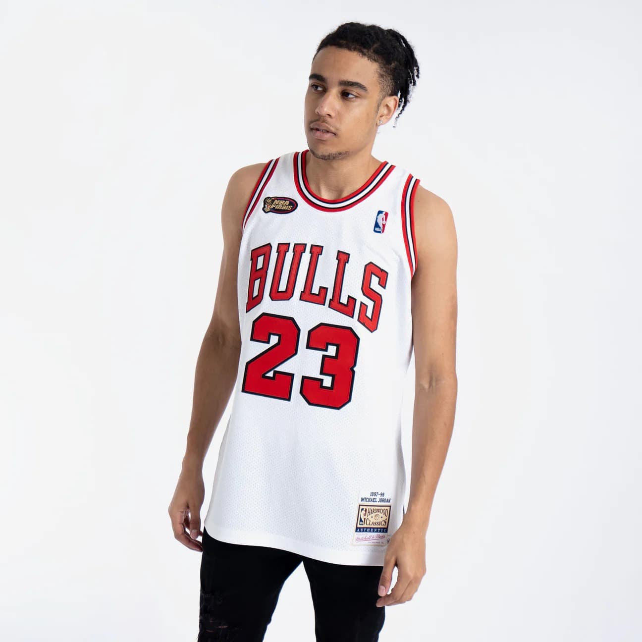 1997-1998-chicago-bulls-michael-jordan-23-authentic-finals-hardwood-classic-white-jersey