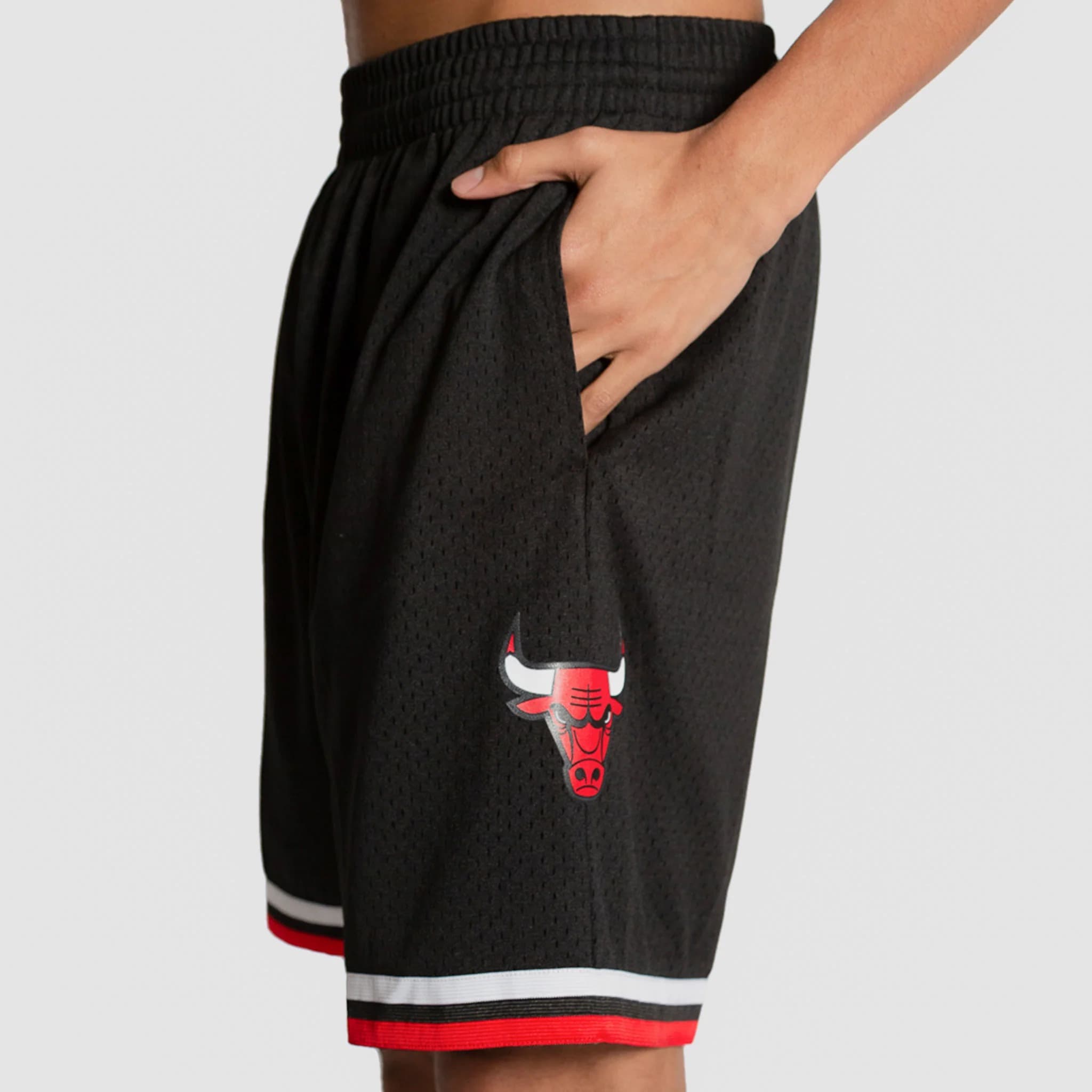 mitchell-ness-chicago-bulls-1997-98-hardwood-classics-throwback-swingman-nba-black-shorts