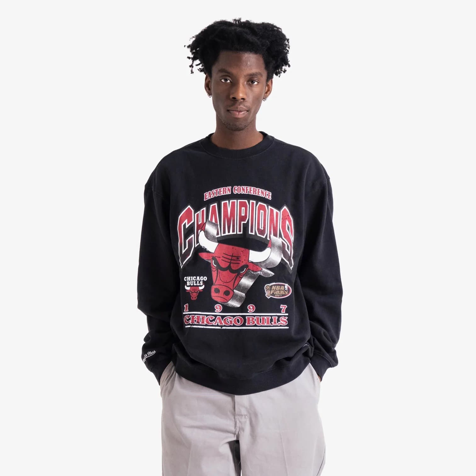 mitchell-ness-chicago-bulls-vintage-bevelled-nba-crew-neck-jumper