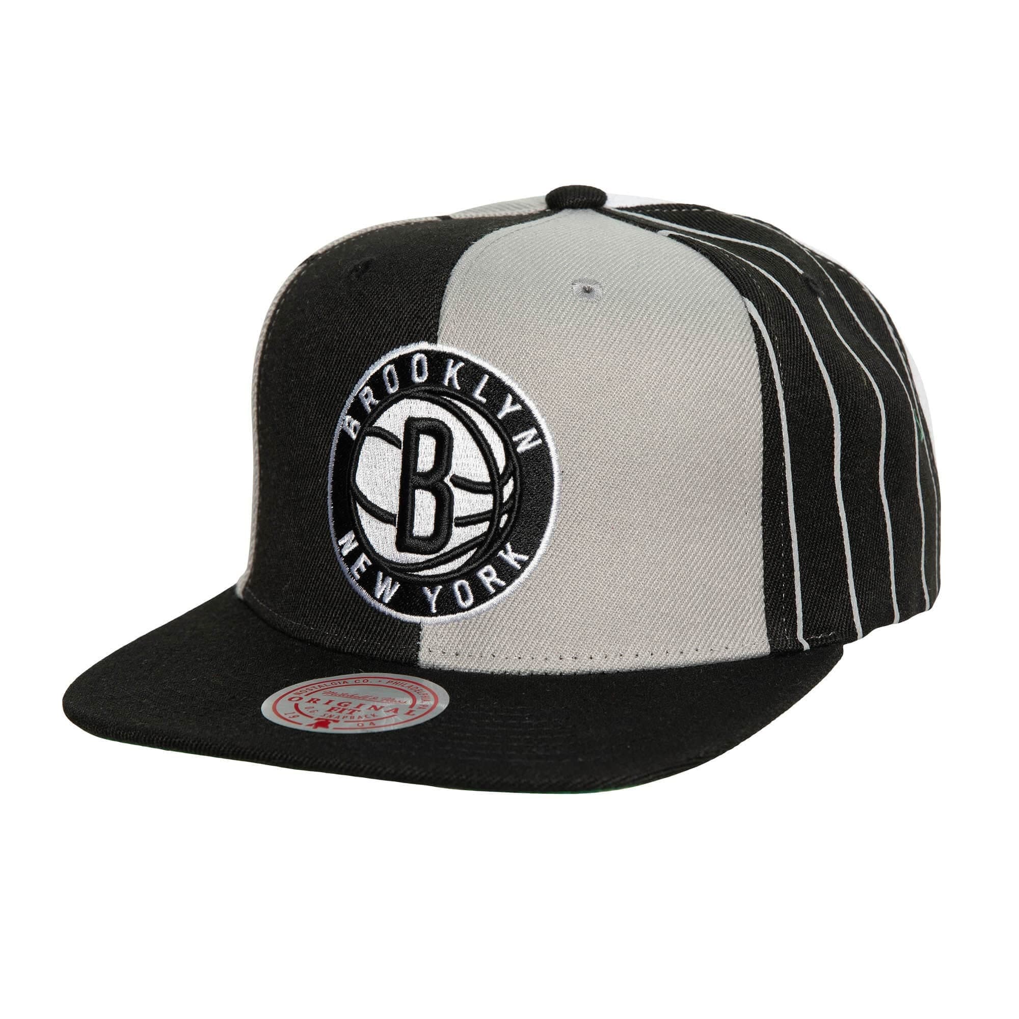 bejsbolka-mitchell-ness-what-the-pinstripe-snapback-brooklyn-nets-hat