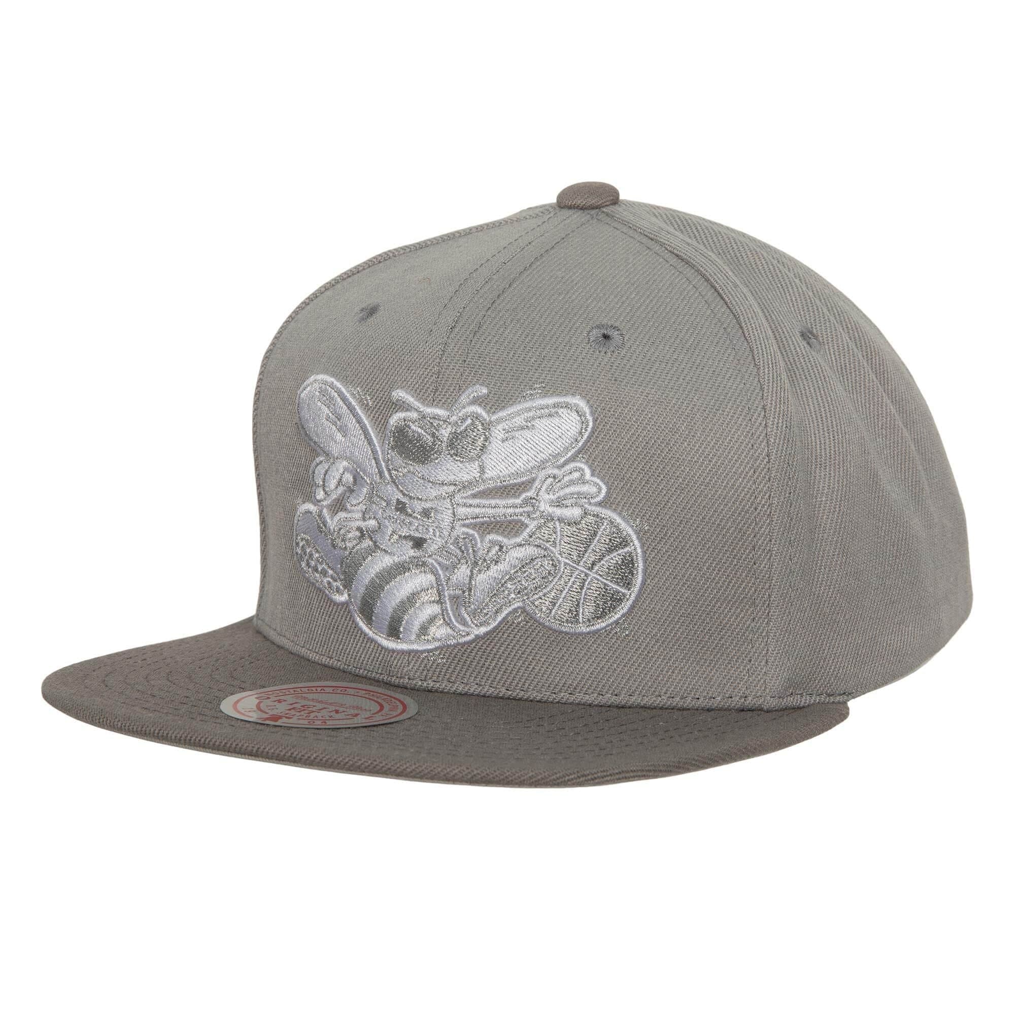 bejsbolka-mitchell-ness-metallic-grey-snapback-hwc-charlotte-hornets-hat