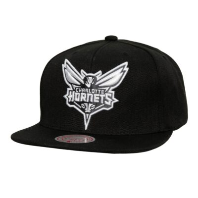 Mitchell-Ness-XL-BWG-Snapback-Charlotte-Hornets-Hat