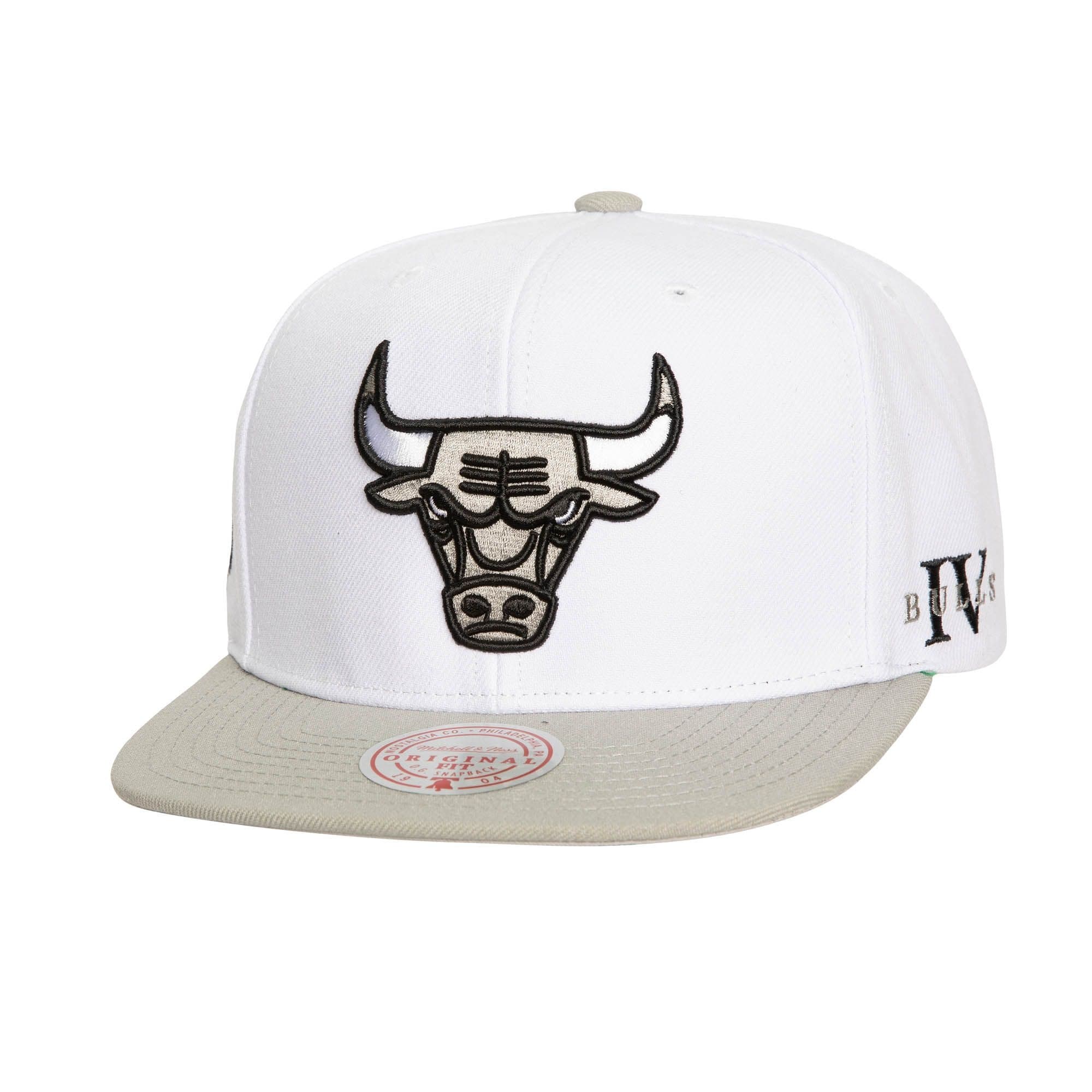 bejsbolka-mitchell-ness-core-iv-snapback-chicago-bulls-white-hat