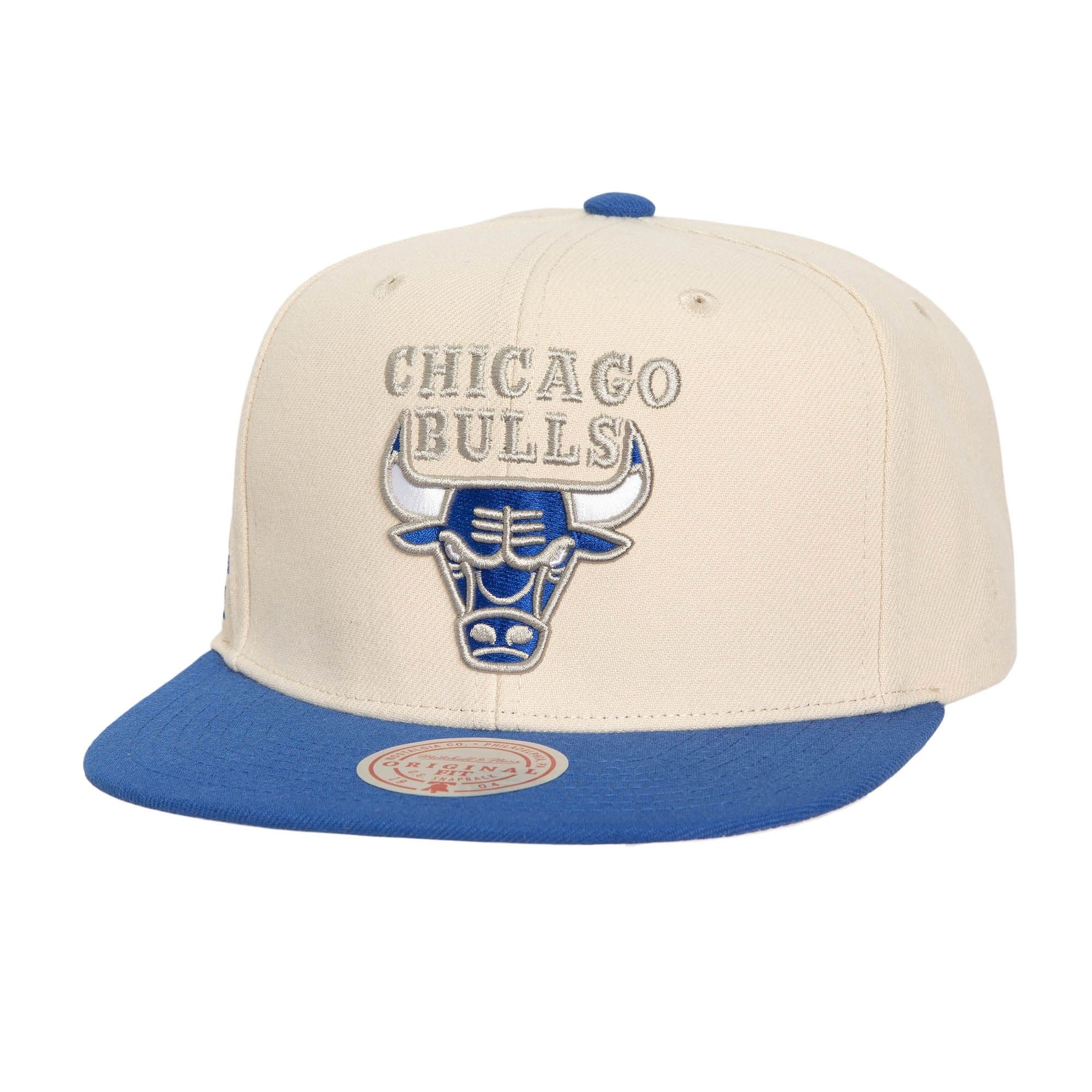 bejsbolka-mitchell-ness-military-blue-snapback-chicago-bulls-hat