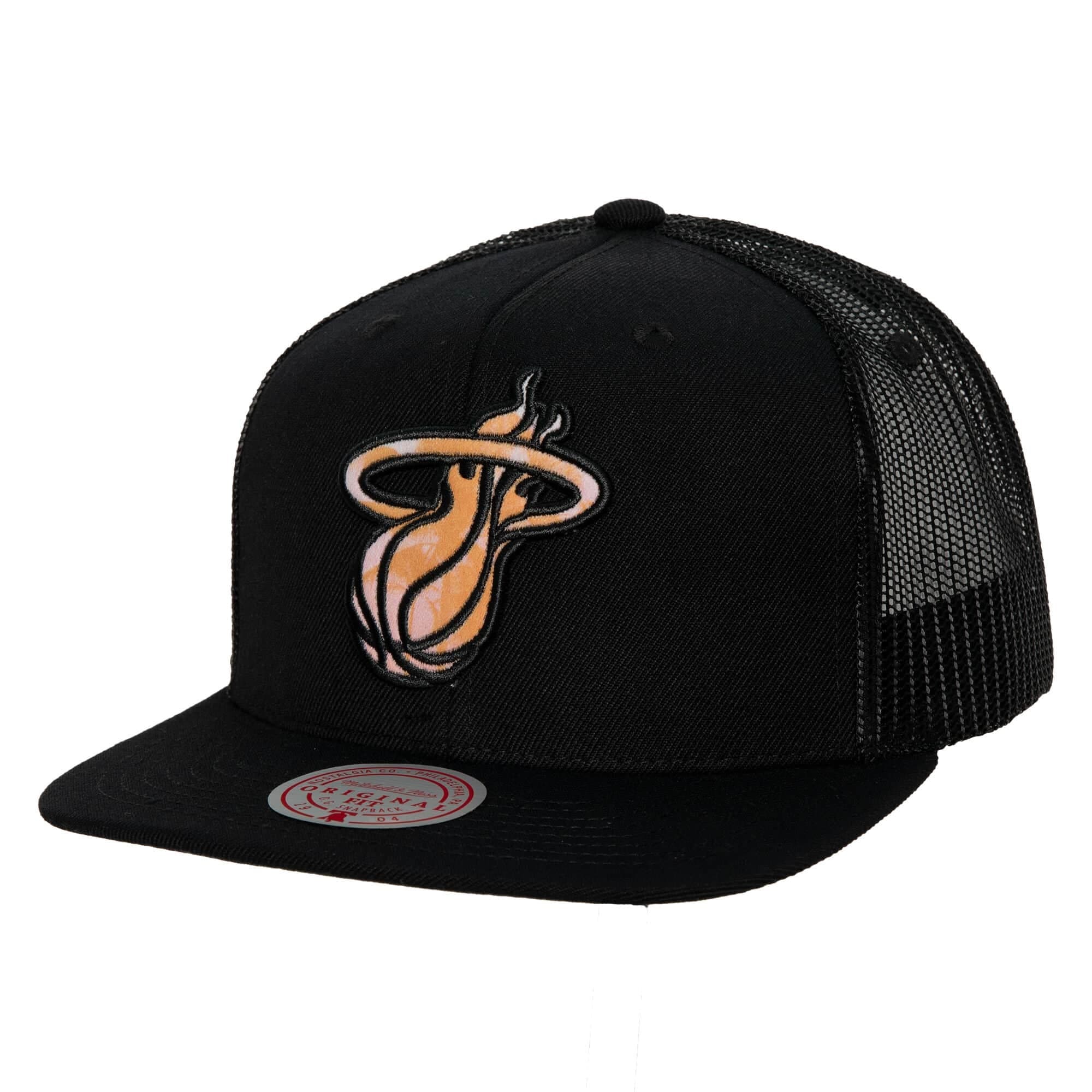 bejsbolka-mitchell-ness-x-nicky-jam-trucker-miami-heat-hat