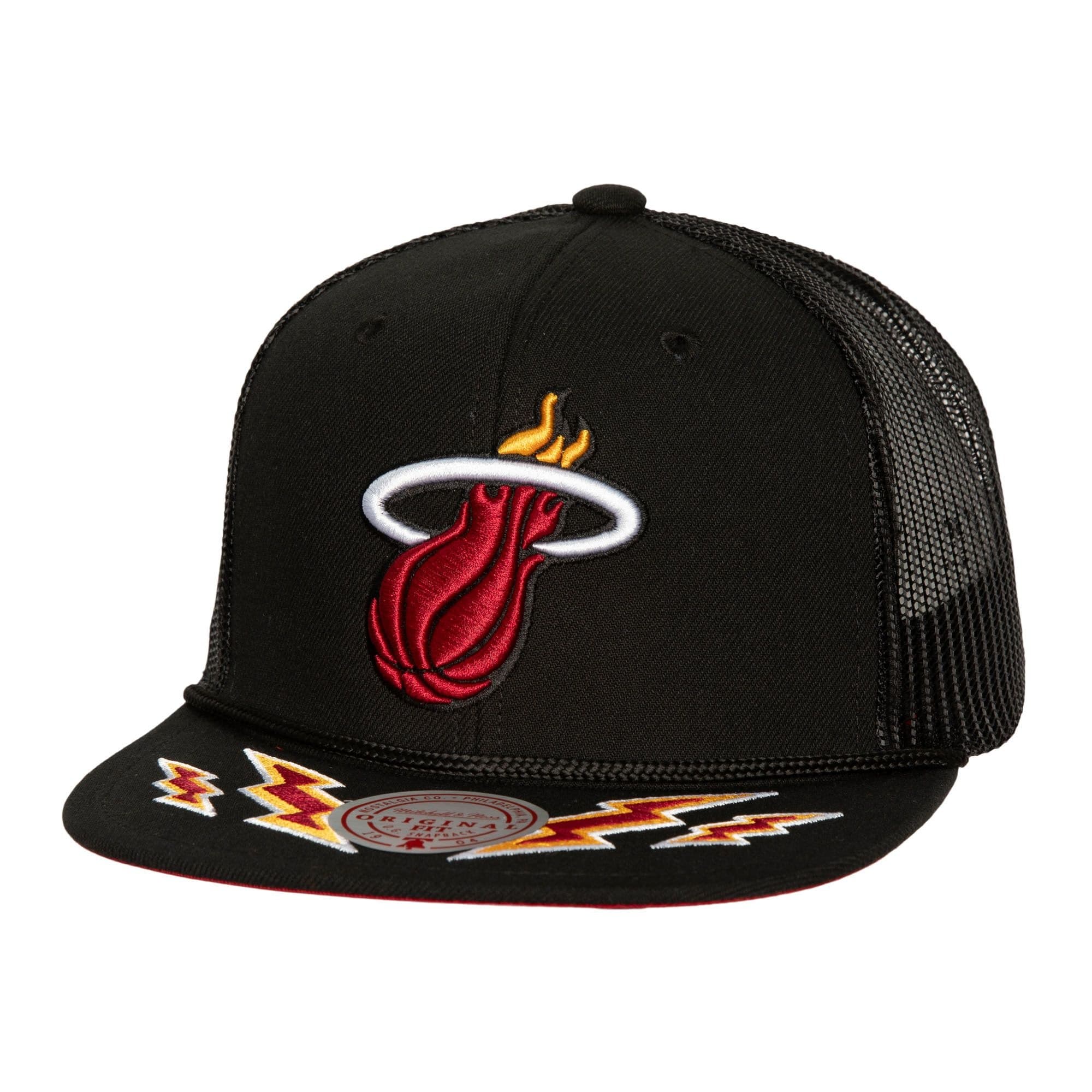 bejsbolka-mitchell-ness-recharge-trucker-miami-heat-hat