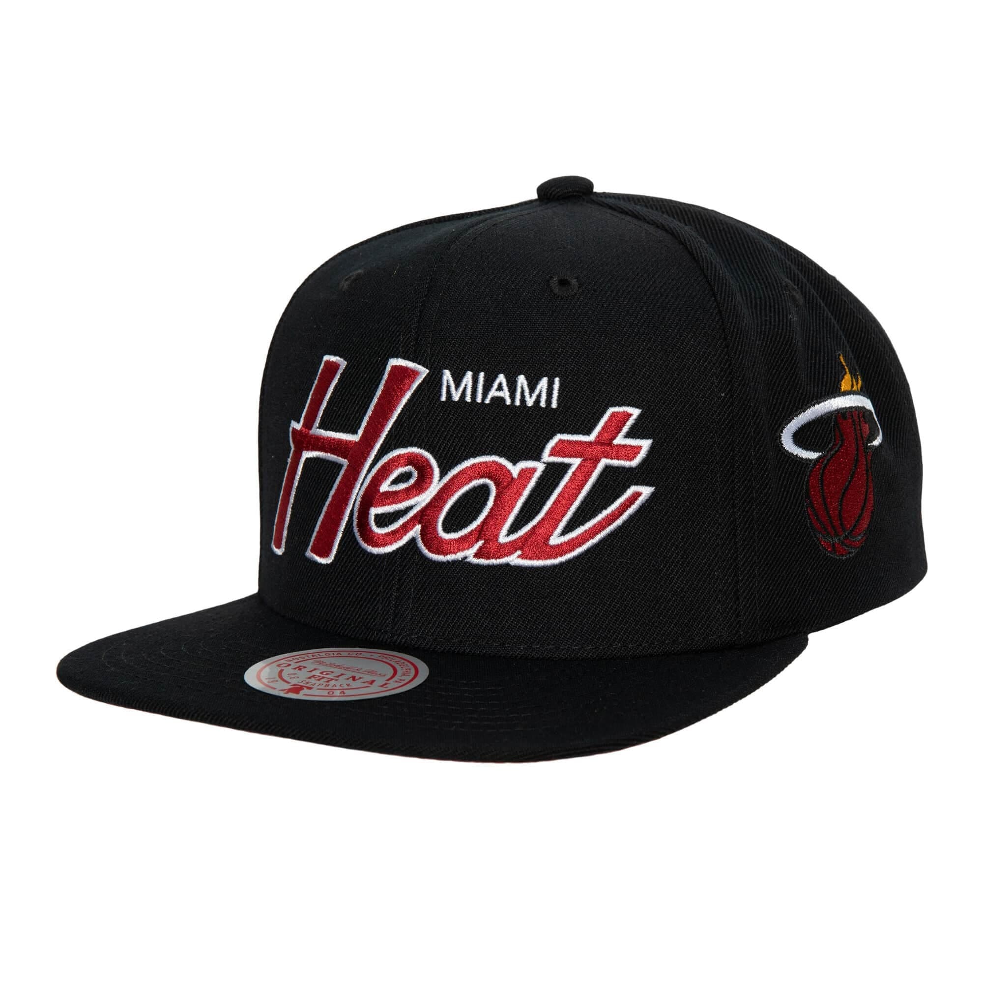 bejsbolka-mitchell-ness-team-script-2-0-snapback-miami-heat-hat