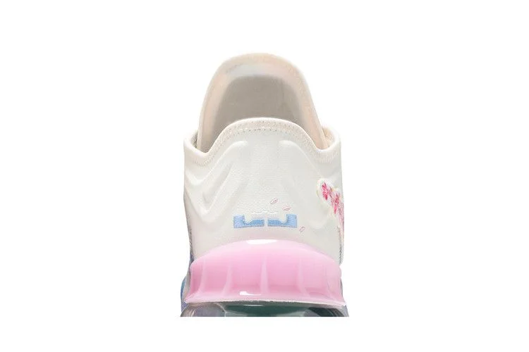 Кроссовки atmos x Nike LeBron 18 Low 'Sakura'