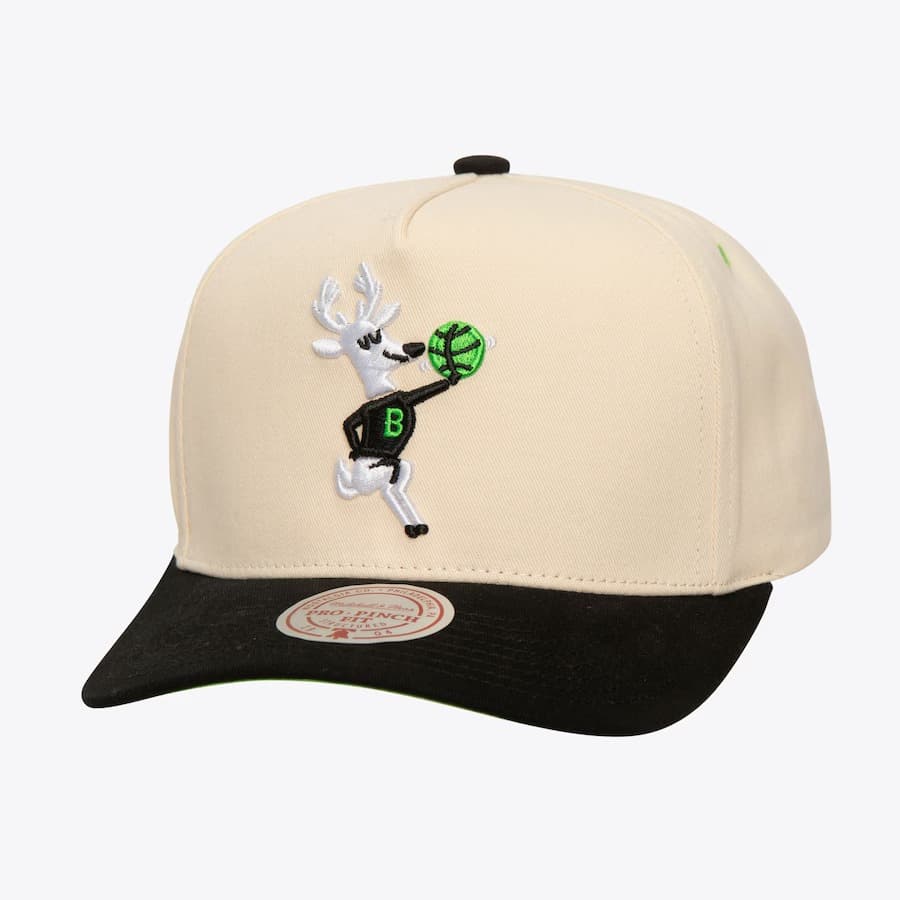 bejsbolka-mitchell-ness-cream-milwaukee-bucks-hardwood-classics-overspray-pro-crown-snapback-hat