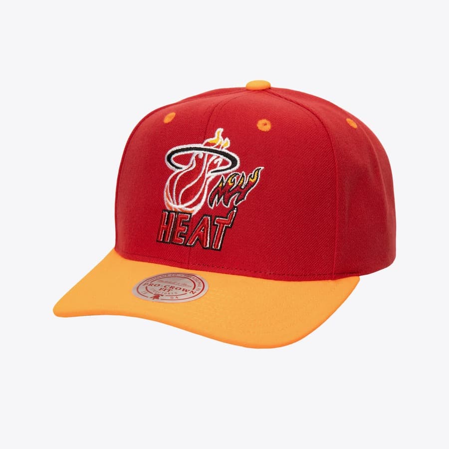 bejsbolka-mitchell-ness-red-miami-heat-hardwood-classics-all-in-2-0-pro-crown-snapback-hat