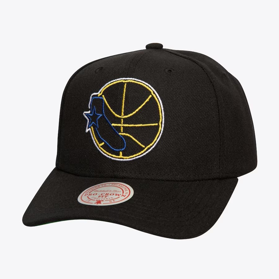 bejsbolka-mitchell-ness-black-golden-state-warriors-hardwood-classics-neon-logo-pro-crown-snapback-hat