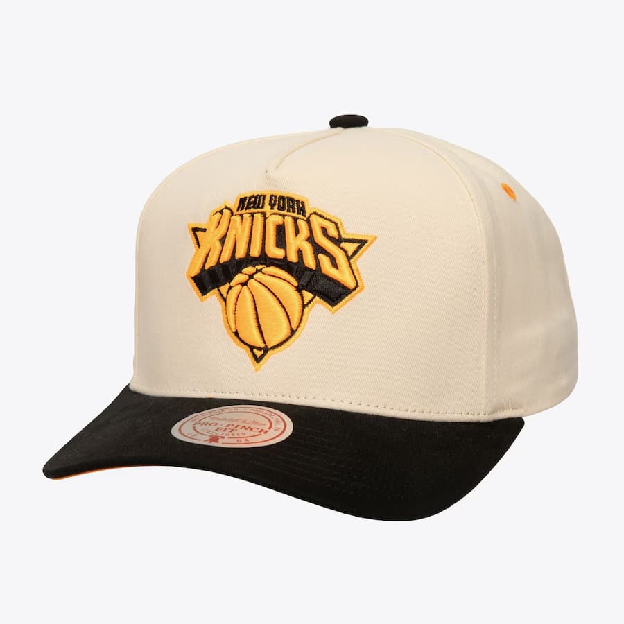 bejsbolka-mitchell-ness-cream-new-york-knicks-overspray-pro-crown-snapback-hat