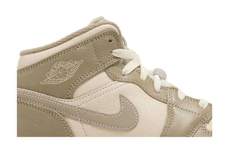 Кроссовки Air Jordan Retro 1 Mid GS 'Legend Light Brown'