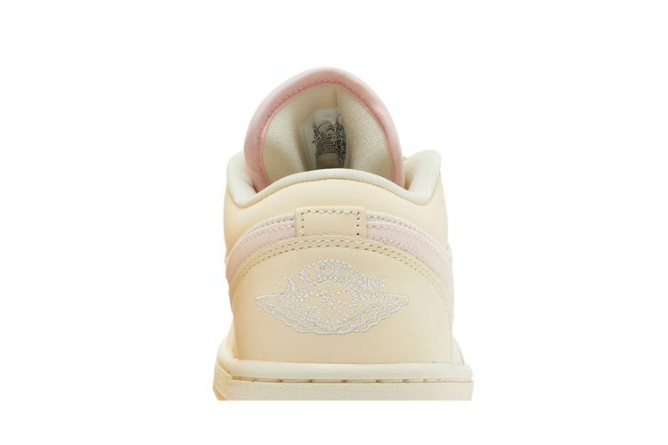 Кроссовки Wmns Air Jordan 1 Low SE 'Muslin Legend Pink'