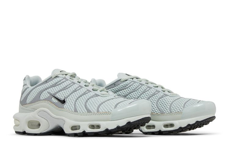 White and silver air max plus hotsell