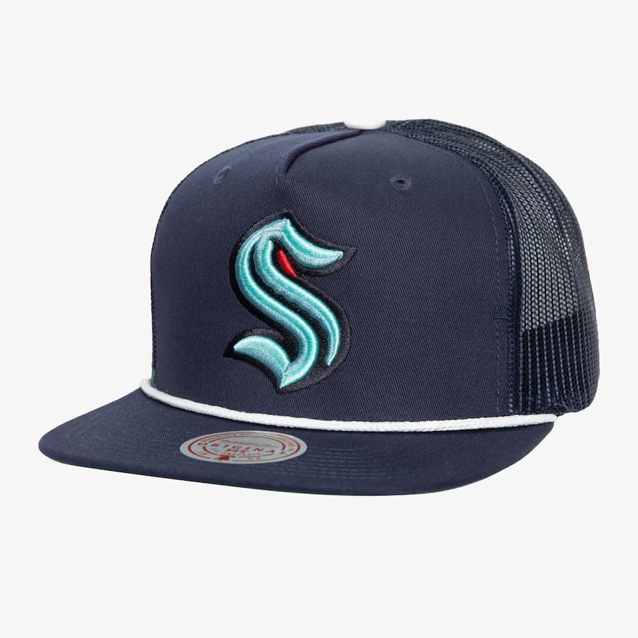 bejsbolka-mitchell-ness-deep-sea-blue-seattle-kraken-roper-trucker-adjustable-hat