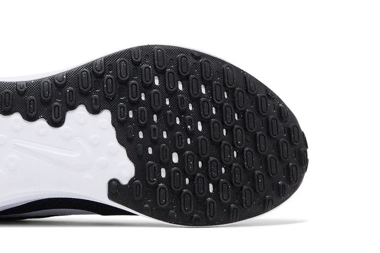 Кроссовки Nike Revolution 7 'Black White'