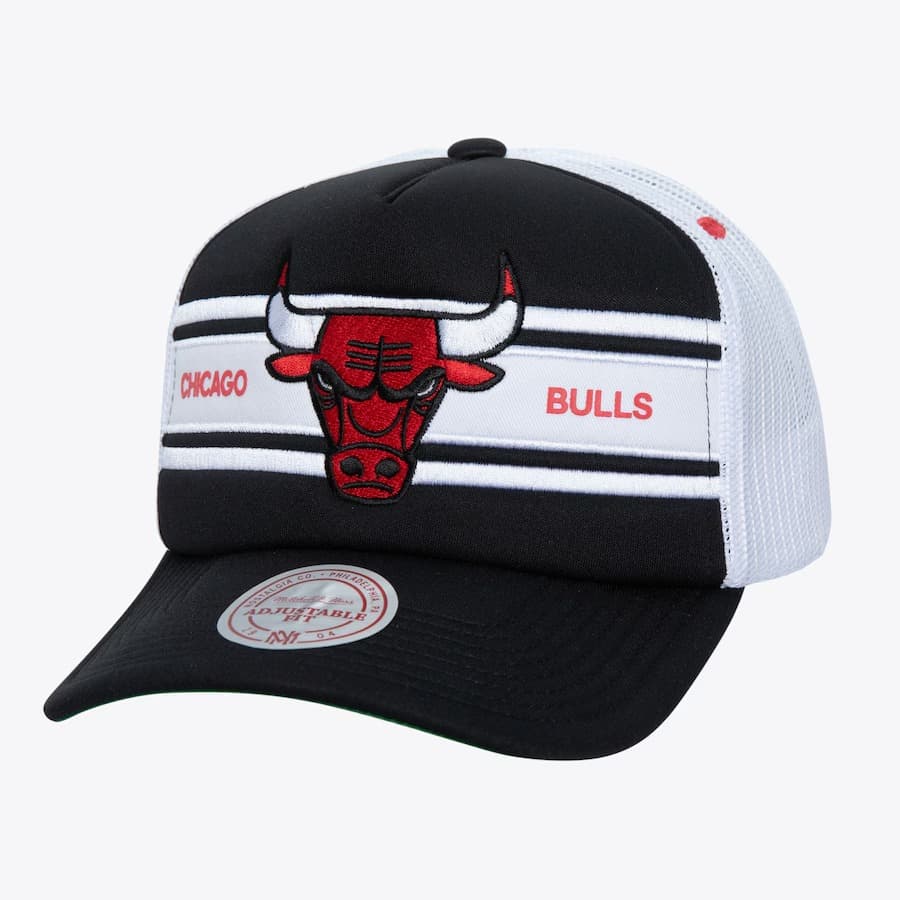 bejsbolka-mitchell-ness-black-chicago-bulls-sideline-trucker-snapback-hat