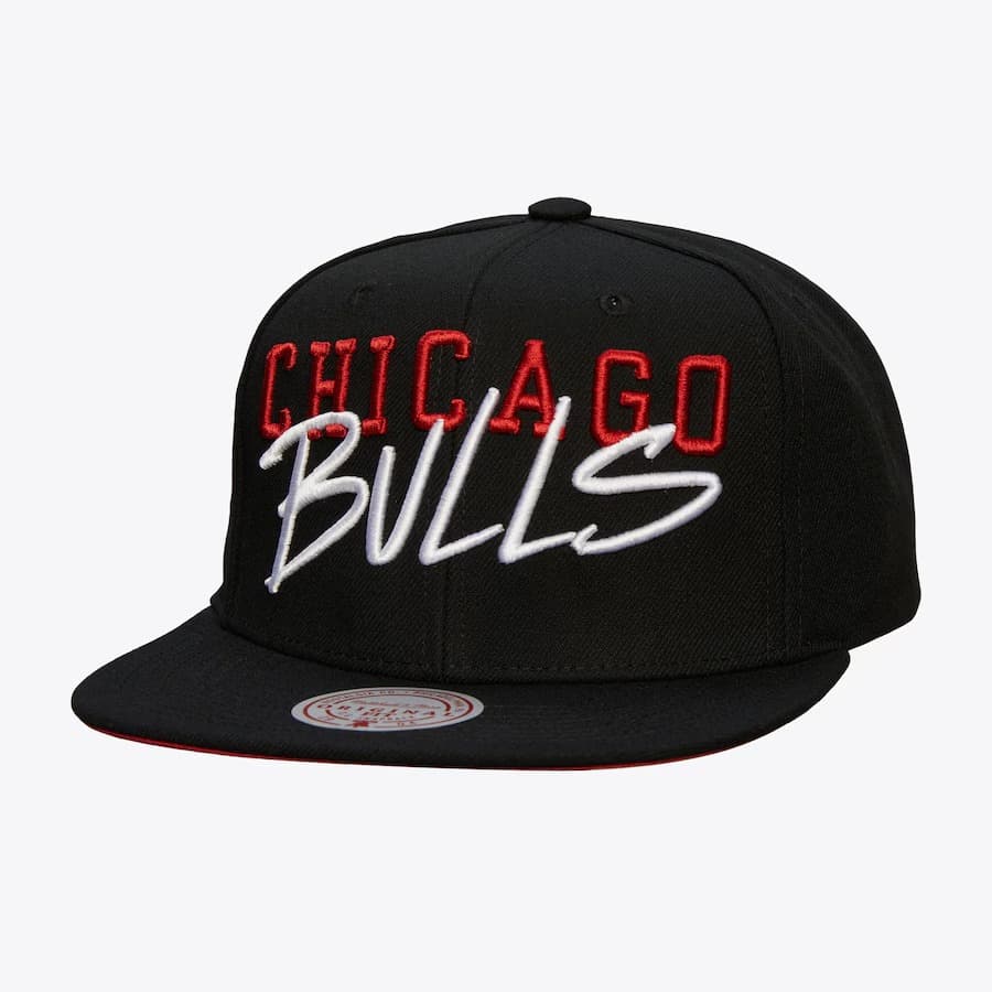 bejsbolka-mitchell-ness-black-chicago-bulls-team-tagged-snapback-hat