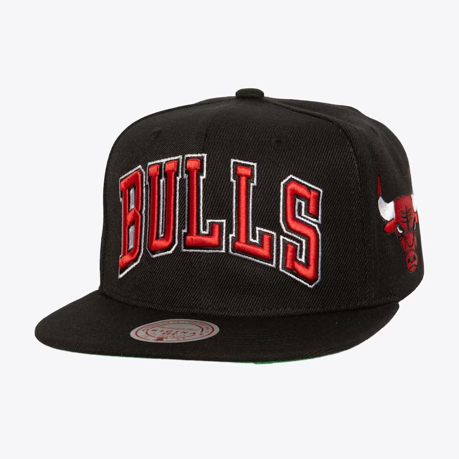 bejsbolka-mitchell-ness-black-chicago-bulls-triple-play-snapback-hat