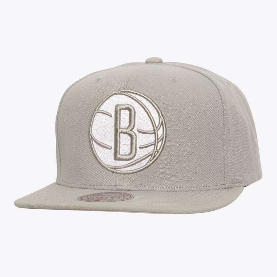 bejsbolka-mitchell-ness-gray-brooklyn-nets-team-logo-snapback-hat