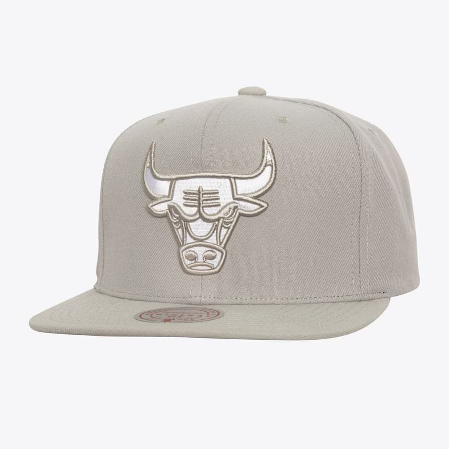 bejsbolka-mitchell-ness-gray-chicago-bulls-team-logo-snapback-hat