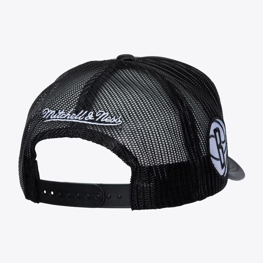 Бейсболка Mitchell & Ness Black Brooklyn Nets Satin Trucker Snapback Hat