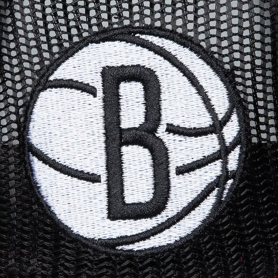 Бейсболка Mitchell & Ness Black Brooklyn Nets Satin Trucker Snapback Hat